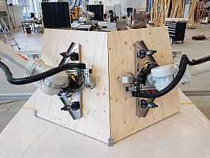 Die Platten werden gemäss Computerentwurf im Raum platziert.