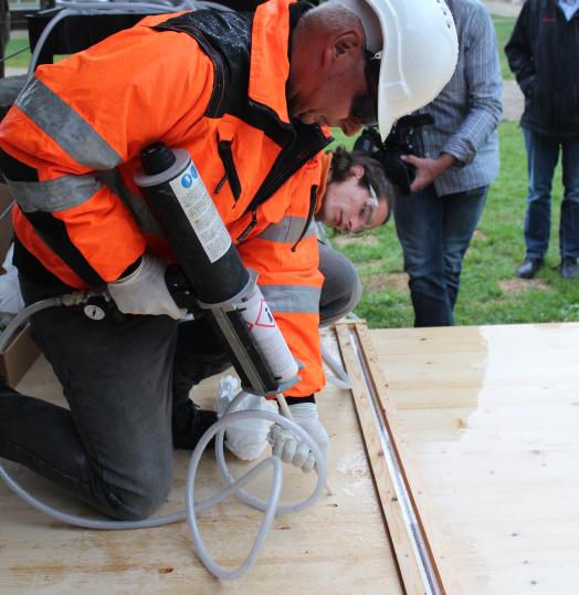 Der Klebstoff wird eingespritzt.