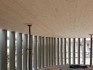 La forme ovale est posée sur des supports disposés en éventail