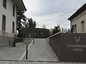 Vue sur le pavillon depuis l'entrée