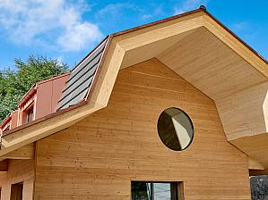 Von aussen und innen: Holz bleibt sichtbar und verleiht dem Gebäude eine angenehme Atmosphäre.