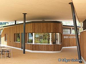 Überdachtes Bistro im Strandbad