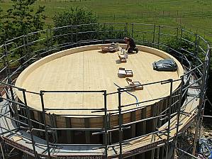 Travaux de montage sur le toit du pavillon