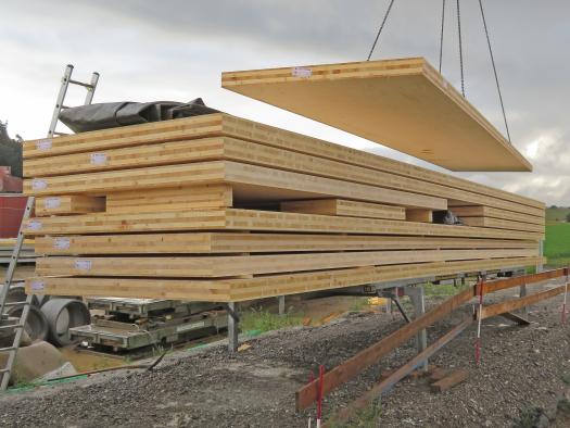 Die 13 Meter langen CLT-Platten werden auf der Baustelle angeliefert.
