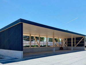 Unterstand vor dem Gebäude