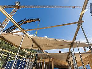 Montage der CLT-Platten auf ein Lehrgerüst