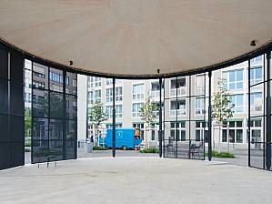 The sliding side walls made of bent expanded metal make the pavilion versatile in use