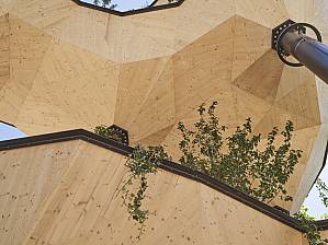 Eine Schale wird aus rund 70 Holzplatten zusammengesetzt