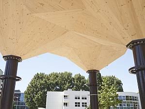Die Holzschalen werden von acht Stahlstützen getragen