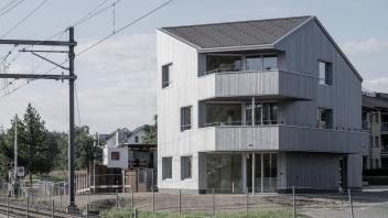 Ein Holzbau mit filigranen Stützen