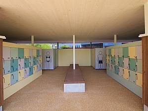 Garderobenbereich mit sichtbarer Decke